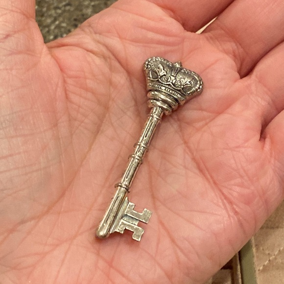 Vintage Sterling Silver Key Brooch - Picture 2 of 5